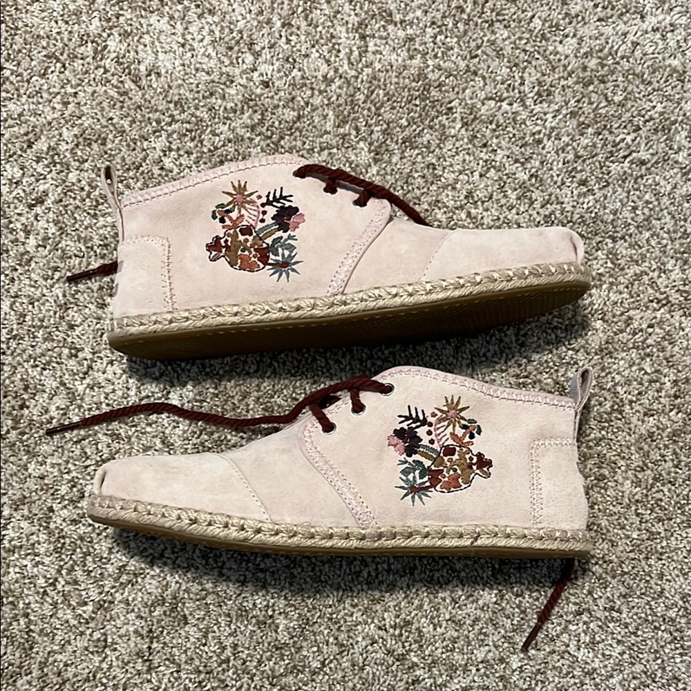 Toms Bota Floral Embroidery Suede Rope Sole Bootie